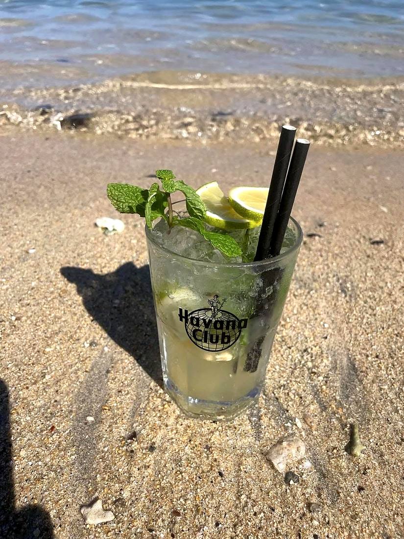 Mojito, les pieds dans le sable, servi aux Zembruns