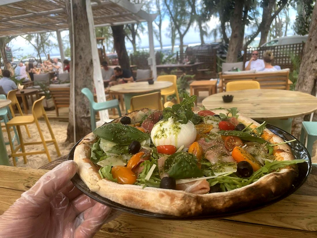 Pizza au feu de bois, servi aux Zembruns