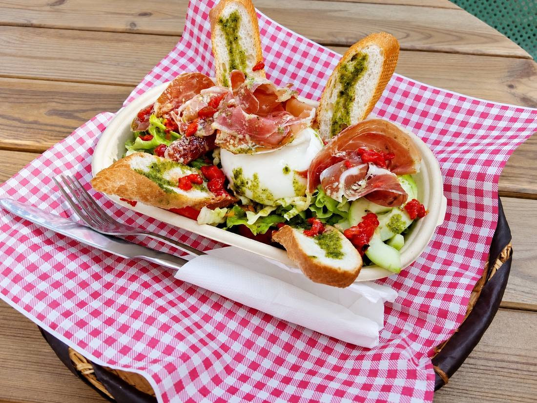 Salade italienne, servi aux Zembruns