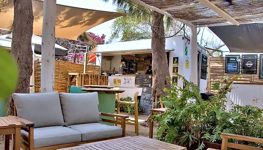 Le coin salon sous les canisses